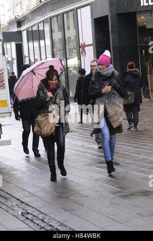 Kopenhagen, Dänemark. 9. November 2016.  Shopper und Reisende unter spülte dänische Wetter regnerischer Tag in Kopenhagen, Dänemark-Credit: Francis Joseph Dean / Deanpictures/Alamy Live News Stockfoto