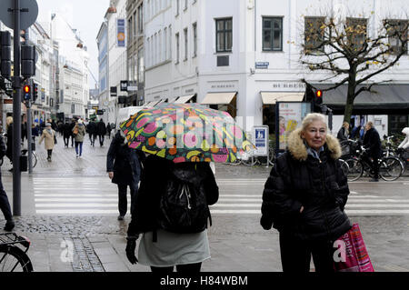 Kopenhagen, Dänemark. 9. November 2016.  Shopper und Reisende unter spülte dänische Wetter regnerischer Tag in Kopenhagen, Dänemark-Credit: Francis Joseph Dean / Deanpictures/Alamy Live News Stockfoto