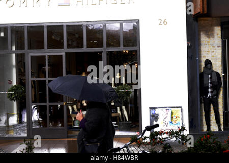 Kopenhagen, Dänemark. 9. November 2016.  Shopper und Reisende unter spülte dänische Wetter regnerischer Tag in Kopenhagen, Dänemark-Credit: Francis Joseph Dean / Deanpictures/Alamy Live News Stockfoto