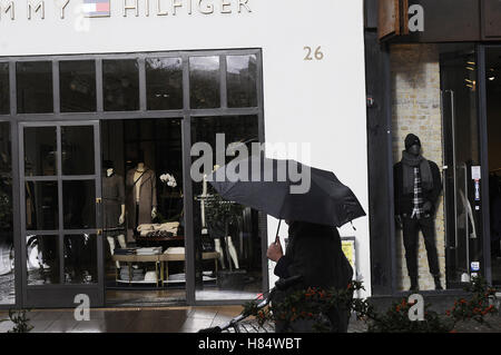 Kopenhagen, Dänemark. 9. November 2016.  Shopper und Reisende unter spülte dänische Wetter regnerischer Tag in Kopenhagen, Dänemark-Credit: Francis Joseph Dean / Deanpictures/Alamy Live News Stockfoto