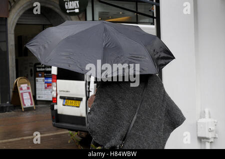 Kopenhagen, Dänemark. 9. November 2016.  Shopper und Reisende unter spülte dänische Wetter regnerischer Tag in Kopenhagen, Dänemark-Credit: Francis Joseph Dean / Deanpictures/Alamy Live News Stockfoto