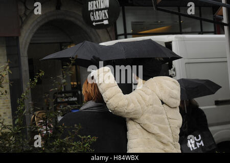 Kopenhagen, Dänemark. 9. November 2016.  Shopper und Reisende unter spülte dänische Wetter regnerischer Tag in Kopenhagen, Dänemark-Credit: Francis Joseph Dean / Deanpictures/Alamy Live News Stockfoto