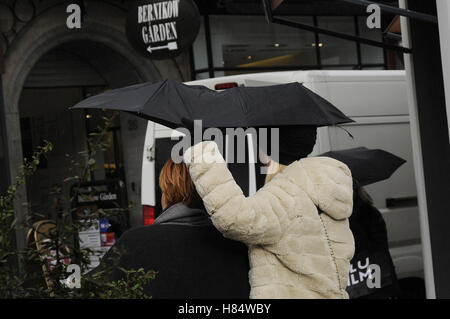 Kopenhagen, Dänemark. 9. November 2016.  Shopper und Reisende unter spülte dänische Wetter regnerischer Tag in Kopenhagen, Dänemark-Credit: Francis Joseph Dean / Deanpictures/Alamy Live News Stockfoto