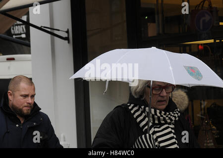 Kopenhagen, Dänemark. 9. November 2016.  Shopper und Reisende unter spülte dänische Wetter regnerischer Tag in Kopenhagen, Dänemark-Credit: Francis Joseph Dean / Deanpictures/Alamy Live News Stockfoto