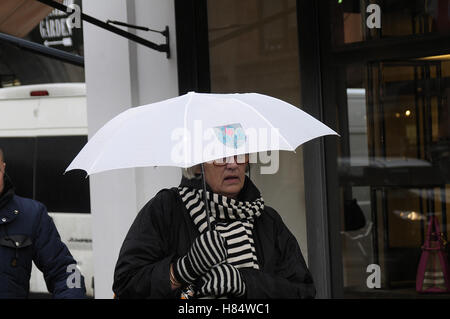 Copenhagen / 09. Denmark . November 2016   Shopper und Reisende unter spülte dänische Wetter regnerischer Tag in Kopenhagen, Dänemark-Credit: Francis Joseph Dean / Deanpictures/Alamy Live News Stockfoto