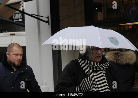 Kopenhagen, Dänemark. 9. November 2016.  Shopper und Reisende unter spülte dänische Wetter regnerischer Tag in Kopenhagen, Dänemark-Foto. Francis Joseph Dean/Deanpictures. Stockfoto