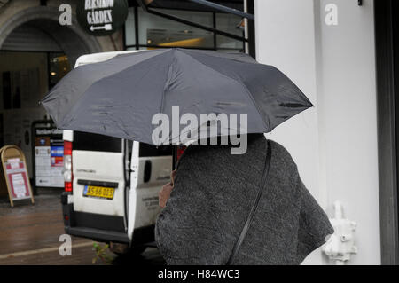 Kopenhagen, Dänemark. 9. November 2016.  Shopper und Reisende unter spülte dänische Wetter regnerischer Tag in Kopenhagen, Dänemark-Credit: Francis Joseph Dean / Deanpictures/Alamy Live News Stockfoto