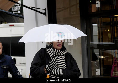 Kopenhagen, Dänemark. 9. November 2016.  Shopper und Reisende unter spülte dänische Wetter regnerischer Tag in Kopenhagen, Dänemark-Credit: Francis Joseph Dean / Deanpictures/Alamy Live News Stockfoto