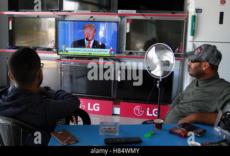 Rafah, Gaza-Streifen, Palästinensische Gebiete. 9. November 2016. Palästinenser sehen Sie Donald Trump Siegesrede im Fernsehen in Rahaf im südlichen Gazastreifen am 9. November 2016. U.S. republikanischen Donald Trump ist der 45. Präsident der Vereinigten Staaten nach seinem demokratischen Rivalen Hillary Clinton in Dienstages Präsidentschaftswahl Credit besiegt gewählt worden: Abed Rahim Khatib/APA Bilder/ZUMA Draht/Alamy Live News Stockfoto