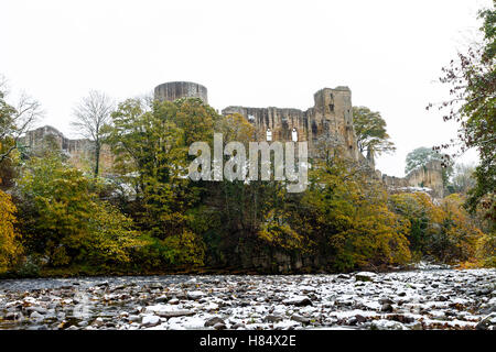 Barnard Castle, Teesdale, County Durham UK.  Mittwoch, 9. November 2016, UK Wetter.  Die mittelalterliche Burg von Barnard Castle zwei Jahreszeiten an einem Tag zu erleben, wie Herbstfarben beginnen Winter weichen heute Nachmittag in Nordengland schneit. Bildnachweis: David Forster/Alamy Live-Nachrichten Stockfoto