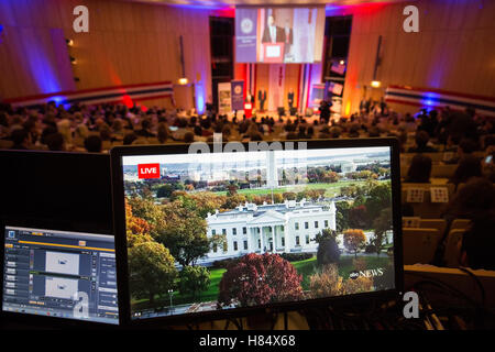 Hamburg, Deutschland. 8. November 2016. Ein live TV Bild des weißen Hauses, Sitz des US-Präsidenten in Washington, kann auf einem Monitor bei der Wahl Partei von der Bucerius Law School in Hamburg, Deutschland, 8. November 2016 gesehen werden. Im Hintergrund ist der US-Generalkonsul Richard T. Yoneoka eine Rede halten. Bis zu 600 Gäste besuchen Sie eine bunte Sammlung um die Wahlergebnisse von der US-Präsidentschaftswahl zu folgen. Foto: Christian Charisius/Dpa/Alamy Live News Stockfoto