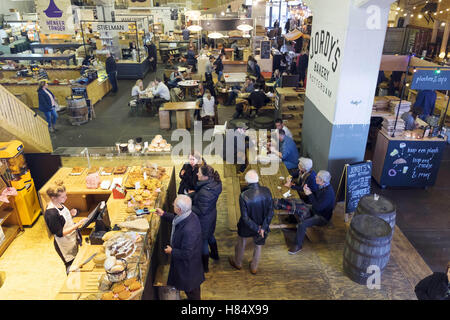 Rotterdam, Niederlande. 6. November 2016. Fenix Food Factory befindet sich auf Katendrecht, eines der kommenden Bereich von Rotterdam, Niederlande. Es ist ein Lebensmittel-Zentrum von sieben Rotterdam Essen Unternehmern. In der Fenixloods, einer ehemaligen Lagerhalle, ein Markt mit frischen Lebensmitteln verkauft lokalen Produkten aus der Kaapse Brouwers Brauerei, Booij Kaasmakers Käse, der Firma Bijten Metzger, Bäckerei, CiderCider, Stielman Kaffee-Röster und Rechtstreex, ein lokaler Landwirt Jordy. © Hans Van Rhoon/ZUMA Draht/Alamy Live-Nachrichten Stockfoto