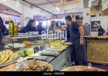 Rotterdam, Niederlande. 6. November 2016. Fenix Food Factory befindet sich auf Katendrecht, eines der kommenden Bereich von Rotterdam, Niederlande. Es ist ein Lebensmittel-Zentrum von sieben Rotterdam Essen Unternehmern. In der Fenixloods, einer ehemaligen Lagerhalle, ein Markt mit frischen Lebensmitteln verkauft lokalen Produkten aus der Kaapse Brouwers Brauerei, Booij Kaasmakers Käse, der Firma Bijten Metzger, Bäckerei, CiderCider, Stielman Kaffee-Röster und Rechtstreex, ein lokaler Landwirt Jordy. © Hans Van Rhoon/ZUMA Draht/Alamy Live-Nachrichten Stockfoto