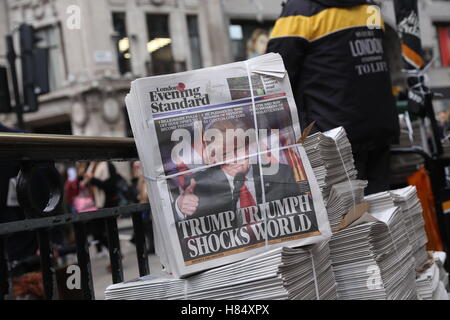 London Evening Standard kündigt den Sieg von Donald Trump auf ihrer Titelseite auf dem Display in der Londoner Oxford Street. Stockfoto