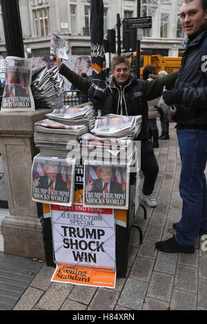 London Evening Standard kündigt den Sieg von Donald Trump auf ihrer Titelseite auf dem Display in der Londoner Oxford Street. Stockfoto