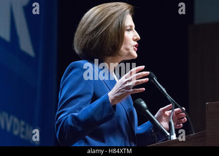 Las Vegas, USA. 9. November 2016. Catherine Cortez Masto spricht unterstützt als der neugewählte Senator aus Nevada am 8. November 2016 auf der Wahl-Nacht-Party in der Aria in Las Vegas, NV. Bildnachweis: Das Foto Zugang/Alamy Live-Nachrichten Stockfoto