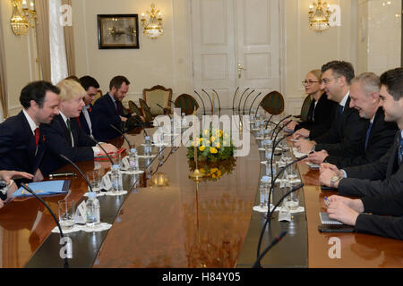 Zagreb, Kroatien. 9. November 2016. Die kroatische Premierministerin Andrej Plenkovic (3. R) trifft sich mit dem Besuch der britischen Außenminister Boris Johnson (2 L) in Zagreb, Hauptstadt Kroatiens, 9. November 2016. Bildnachweis: Miso Lisanin/Xinhua/Alamy Live-Nachrichten Stockfoto