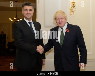 Zagreb, Kroatien. 9. November 2016. Besuch der britischen Foreign Secretary Boris Johnson (R), schüttelt Hände mit dem kroatischen Premierminister Andrej Plenkovic vor ihrem Treffen in Zagreb, Hauptstadt Kroatiens, 9. November 2016. Bildnachweis: Miso Lisanin/Xinhua/Alamy Live-Nachrichten Stockfoto