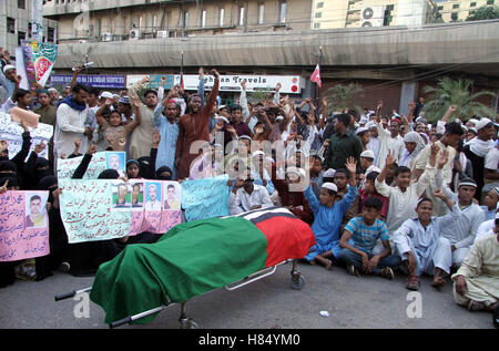 Aktivisten der Ahle Sunnat Wal Jamat zusammen mit toten Körper als sie Protestdemonstration gegen das Töten von ihrer Arbeitskraft in Polizeigewahrsam in Karachi Presseclub auf Mittwoch, 9. November 2016 halten. Stockfoto