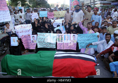 Aktivisten der Ahle Sunnat Wal Jamat zusammen mit toten Körper als sie Protestdemonstration gegen das Töten von ihrer Arbeitskraft in Polizeigewahrsam in Karachi Presseclub auf Mittwoch, 9. November 2016 halten. Stockfoto