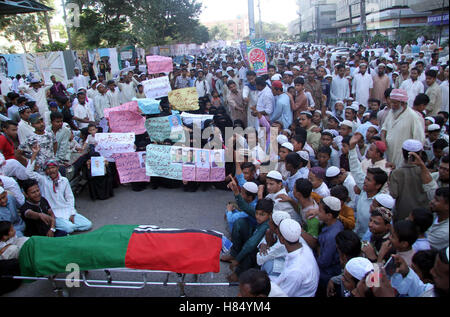 Aktivisten der Ahle Sunnat Wal Jamat zusammen mit toten Körper als sie Protestdemonstration gegen das Töten von ihrer Arbeitskraft in Polizeigewahrsam in Karachi Presseclub auf Mittwoch, 9. November 2016 halten. Stockfoto