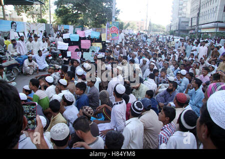 Aktivisten der Ahle Sunnat Wal Jamat zusammen mit toten Körper als sie Protestdemonstration gegen das Töten von ihrer Arbeitskraft in Polizeigewahrsam in Karachi Presseclub auf Mittwoch, 9. November 2016 halten. Stockfoto