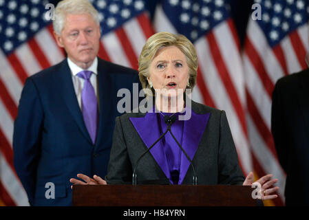 New York, USA. 9. November 2016. Demokratischen Präsidentschaftskandidaten Hillary Clinton liefert ihr Zugeständnis Rede Mittwoch, vom New Yorker Hotel Grand Ballroom in New York, NY, am 9. November 2016. Bildnachweis: Olivier Douliery/Pool über CNP MediaPunch Credit: MediaPunch Inc/Alamy Live-Nachrichten Stockfoto