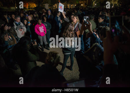 Washington Dc, USA. 9. November 2016. Trump-Anhänger in der Nähe von The White House gedemütigt und zahlenmäßig von Pro Hillary Clinton Rallye.  Die Ellipse, Washington DC, USA, Nov09 2016 Credit: Yuriy Zahvoyskyy/Alamy Live-Nachrichten Stockfoto