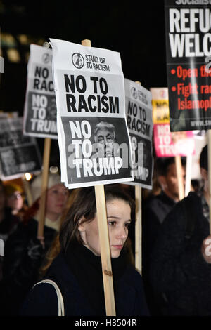 US-Botschaft, London, UK. 9. November 2016. Anti-Rassismus und anti-Präsident Trump Demonstranten außerhalb der US-Botschaft in London. Stockfoto