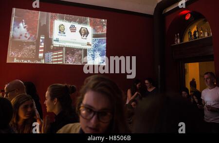 Prag, Tschechische Republik. 9. November 2016. Die Amerikaner, die in Tschechien lebt folgten die US-Wahlen in mehreren Bars in Prag bis 09:00. © David Tesinsky/ZUMA Draht/Alamy Live-Nachrichten Stockfoto