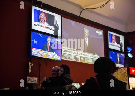 Prag, Tschechische Republik. 9. November 2016. Die Amerikaner, die in Tschechien lebt folgten die US-Wahlen in mehreren Bars in Prag bis 09:00. © David Tesinsky/ZUMA Draht/Alamy Live-Nachrichten Stockfoto