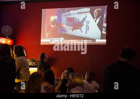 Prag, Tschechische Republik. 9. November 2016. Die Amerikaner, die in Tschechien lebt folgten die US-Wahlen in mehreren Bars in Prag bis 09:00. © David Tesinsky/ZUMA Draht/Alamy Live-Nachrichten Stockfoto