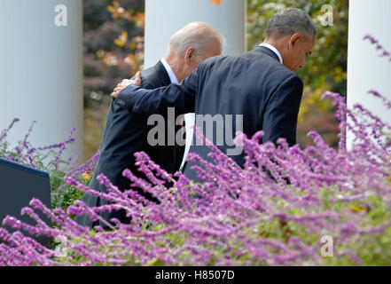 Washington, DC, USA. 9. November 2016. United States President Barack Obama (R) legt seinen Arm um Vize-Präsident Joe Biden nach machen Bemerkungen auf republikanische Präsident elect Donald J. Trump Präsidenten Sieg über ehemalige Außenministerin Hillary Clinton im Weißen Haus, 9. November 2016, in Washington, DC. Obama versprach einen reibungslosen Übergang und Trump, das Weiße Haus zu besuchen eingeladen. Bildnachweis: Mike Theiler/Pool über CNP MediaPunch Credit: MediaPunch Inc/Alamy Live-Nachrichten Stockfoto