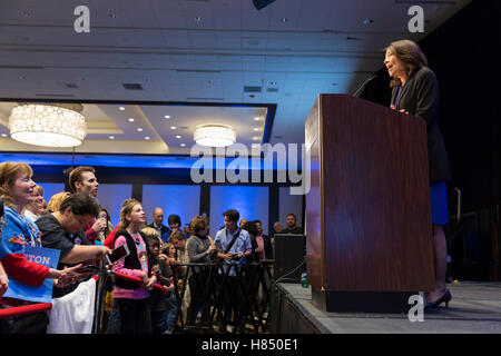 Seattle, Washington, USA. 8. November 2016. Junior Vereinigte Staaten Senator Maria Cantwell Anhängern zu Washington State Demokraten Wahl Nacht Party sprechen. Bildnachweis: Paul Gordon/Alamy Live-Nachrichten Stockfoto