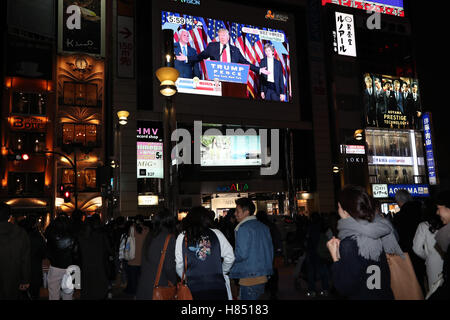 Tokio, Japan. 9. November 2016. Die Menschen sehen einen großen Bildschirm, der Sieg der Republikaner Donald Trump in den US-Präsidentschaftswahlen in Tokio Mittwoch, 9. November 2016 berichtet. Trumpf wird als der 45. US-Präsident im Januar, Ersatz von Präsident Barack Obama vereidigt. © Yoshio Tsunoda/AFLO/Alamy Live-Nachrichten Stockfoto