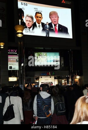 Tokio, Japan. 9. November 2016. Die Menschen sehen einen großen Bildschirm, der Sieg der Republikaner Donald Trump in den US-Präsidentschaftswahlen in Tokio Mittwoch, 9. November 2016 berichtet. Trumpf wird als der 45. US-Präsident im Januar, Ersatz von Präsident Barack Obama vereidigt. © Yoshio Tsunoda/AFLO/Alamy Live-Nachrichten Stockfoto