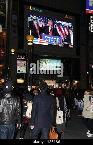 Tokio, Japan. 9. November 2016. Die Menschen sehen einen großen Bildschirm, der Sieg der Republikaner Donald Trump in den US-Präsidentschaftswahlen in Tokio Mittwoch, 9. November 2016 berichtet. Trumpf wird als der 45. US-Präsident im Januar, Ersatz von Präsident Barack Obama vereidigt. © Yoshio Tsunoda/AFLO/Alamy Live-Nachrichten Stockfoto