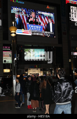 Tokio, Japan. 9. November 2016. Die Menschen sehen einen großen Bildschirm, der Sieg der Republikaner Donald Trump in den US-Präsidentschaftswahlen in Tokio Mittwoch, 9. November 2016 berichtet. Trumpf wird als der 45. US-Präsident im Januar, Ersatz von Präsident Barack Obama vereidigt. © Yoshio Tsunoda/AFLO/Alamy Live-Nachrichten Stockfoto