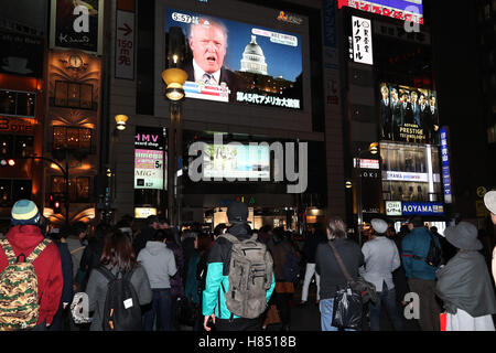 Tokio, Japan. 9. November 2016. Die Menschen sehen einen großen Bildschirm, der Sieg der Republikaner Donald Trump in den US-Präsidentschaftswahlen in Tokio Mittwoch, 9. November 2016 berichtet. Trumpf wird als der 45. US-Präsident im Januar, Ersatz von Präsident Barack Obama vereidigt. © Yoshio Tsunoda/AFLO/Alamy Live-Nachrichten Stockfoto