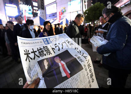 Tokio, Japan. 9. November 2016. Ein Mann liefert Extrablatt Zeitungen welche Bericht Sieg der republikanischen Donald Trump in den US-Präsidentschaftswahlen in Tokio auf Mittwoch, 9. November 2016. Trumpf wird als der 45. US-Präsident im Januar, Ersatz von Präsident Barack Obama vereidigt. © Yoshio Tsunoda/AFLO/Alamy Live-Nachrichten Stockfoto