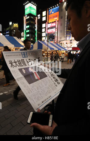 Tokio, Japan. 9. November 2016. Ein Mann liest eine extra-Ausgabe-Zeitung mit dem Sieg der Republikaner Donald Trump in den US-Präsidentschaftswahlen in Tokio auf Mittwoch, 9. November 2016 unterstellten. Trumpf wird als der 45. US-Präsident im Januar, Ersatz von Präsident Barack Obama vereidigt. © Yoshio Tsunoda/AFLO/Alamy Live-Nachrichten Stockfoto