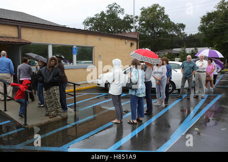 Ocean Springs, MISSISSIPPI, Vereinigte Staaten. 8. November 2016. Wähler warten in der Schlange vor einem Wahllokal in Ocean Springs, Mississippi USA am 8. November 2016. Amerikaner stimmen zu entscheiden, wer der 45. Präsident der Vereinigten Staaten. © Dan Anderson/ZUMA Draht/Alamy Live-Nachrichten Stockfoto