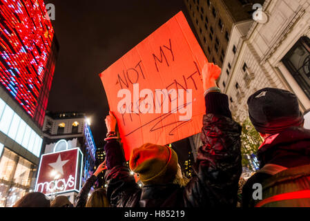 New York, USA - 9. November 2016 - einen Tag nach dem United States Presidential Wahlen 10.000 New Yorker gingen auf die Straße aus Protest gegen die republikanischen Präsidenten wählen Donald Trump. Trumps demokratischen Gegner, Hillary Clinton, nahm 80 Prozent der Stimmen in New York City und gewann die landesweite Volksabstimmung. Bildnachweis: Stacy Walsh Rosenstock / Alamy Stockfoto