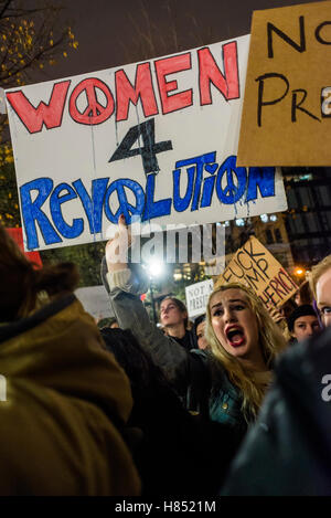 New York, USA - 9. November 2016 - einen Tag nach dem United States Presidential Wahlen 10.000 New Yorker gingen auf die Straße aus Protest gegen die republikanischen Präsidenten wählen Donald Trump. Trumps demokratischen Gegner, Hillary Clinton, nahm 80 Prozent der Stimmen in New York City und gewann die landesweite Volksabstimmung. Bildnachweis: Stacy Walsh Rosenstock / Alamy Live News Stockfoto