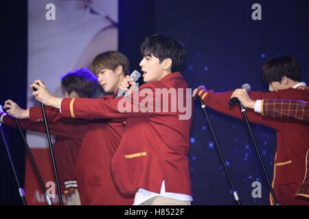 Seoul, Korea. 9. November 2016. 9. November 2016 halten SASTRO Showcese für ihre 3. Mini-Album Herbst Geschichte in Seoul, Korea. (China und Korea Rechte heraus) © TopPhoto/Alamy Live-Nachrichten Stockfoto