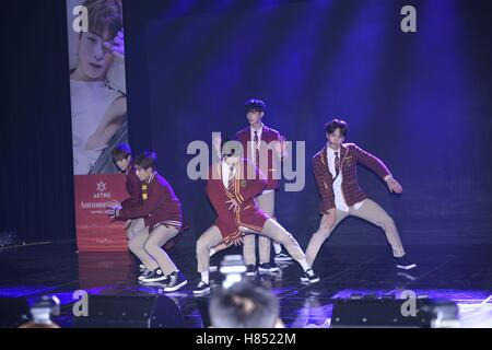 Seoul, Korea. 9. November 2016. 9. November 2016 halten SASTRO Showcese für ihre 3. Mini-Album Herbst Geschichte in Seoul, Korea. (China und Korea Rechte heraus) © TopPhoto/Alamy Live-Nachrichten Stockfoto