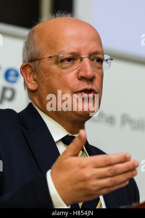 Der portugiesische Außenminister, Augusto Santos Silva, Rede bei der Eröffnung des 4. Deutsch-Portugiesisch-Forums am "Europaeische Herausforderungen · Gemeinsame Antworten in der Perspektive Deutschlands Und Portugals (lt. Europäische Herausforderungen - gemeinsame Antworten in Prospekten von Deutschland und Portugal ") in Berlin, Deutschland, 10 Novmember 2016. Foto: SEBASTIAN GOLLNOW/DPA Stockfoto