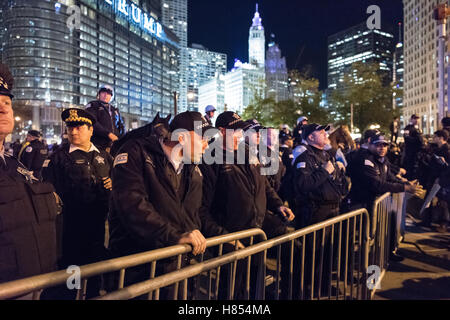 Chicago, Illinois, USA. 9. November 2016. Chicago Polizei Verbarrikadierung anti-Trump Demonstranten von Anfang an Trump Tower. Bildnachweis: Caleb Hughes/Alamy Live-Nachrichten. Stockfoto