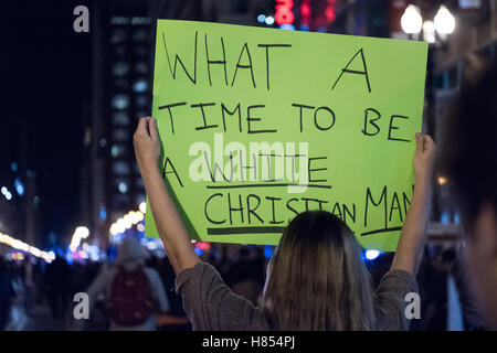 Chicago, Illinois, USA. 9. November 2016. Anti-Trump Demonstrant in Chicago hält ein Schild mit der Aufschrift "Was für einer Zeit als weiß Christian Mann" Credit: Caleb Hughes/Alamy Live News. Stockfoto