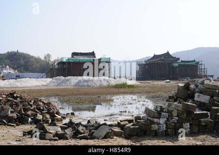 Shiyan, Shiyan, China. 10. November 2016. Shiyan, CHINA-10. November 2016: (nur zur redaktionellen Verwendung. CHINA HERAUS). Der Baustelle Restaurierung von antiken Architekturen in Wudang Gebirge in Shiyan, Zentral-China Hubei Provinz, 10. November 2016. Die Restaurierung des Palais Yuzhen im Wudang Gebirge Baubeginn offiziell am 10. November 2016. Techniker werden traditionelle Handwerke verwenden, um die Mauern des Palastes Yuzhen wiederherzustellen. © SIPA Asien/ZUMA Draht/Alamy Live-Nachrichten Stockfoto